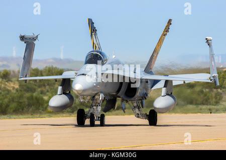 Zaragoza, SPANIEN - 20. MAI 2016: Die Schweizer Luftwaffe McDonnell Douglas F/A-18 Hornet Kampfflugzeuge auf der Zaragoza Flugbasis. Stockfoto