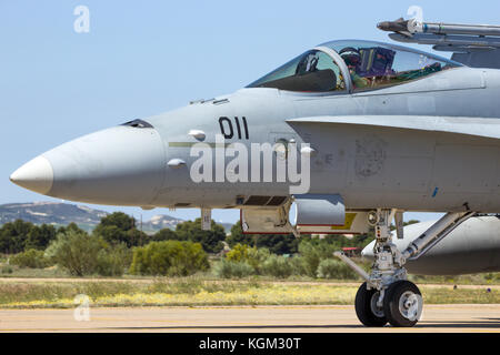 Zaragoza, SPANIEN - 20. MAI 2016: Die Schweizer Luftwaffe McDonnell Douglas F/A-18 Hornet Kampfflugzeuge auf der Zaragoza Flugbasis. Stockfoto