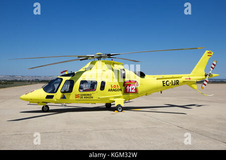 ZARAGOZA, SPANIEN - MAI 20,2016: Inaer Agusta A109 Power Resque Helikopter auf dem Asphalt des Luftwaffenstützpunkts Zaragoza. Stockfoto