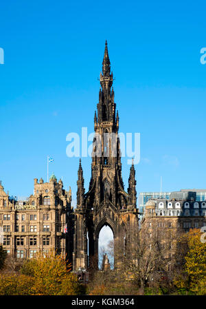 Blick auf das Walter Scott Monument auf der Princes Street in Edinburgh, Schottland, Großbritannien. Stockfoto