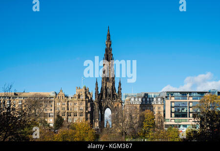 Blick auf das Walter Scott Monument auf der Princes Street in Edinburgh, Schottland, Großbritannien. Stockfoto