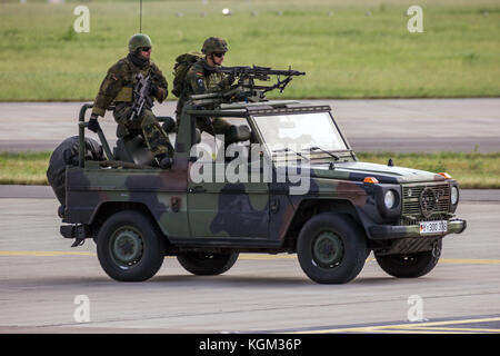 BERLIN - 2. JUN 2016: Soldaten der Bundeswehr bei einer Demonstration auf der ILA in Berlin. Stockfoto