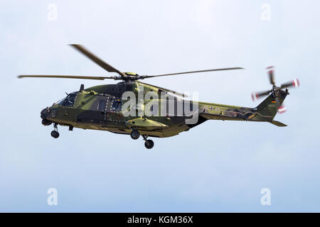 Berlin - May 2, 2016: Bundeswehr NH90-Hubschrauber im Flug. Stockfoto