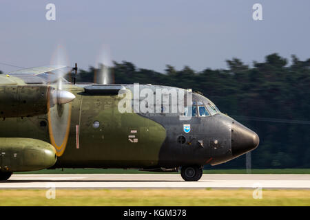 Berlin - May 2, 2016: Deutsche Luftwaffe C-160 Transall Verkehrsmittel Flugzeug Landung. Stockfoto