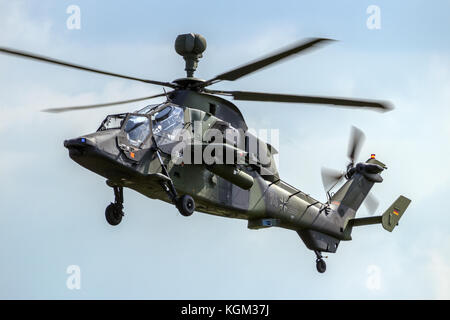 Berlin - May 2, 2016: Bundeswehr Airbus - Eurocopter EC-665 Kampfhubschrauber Tiger im Flug. Stockfoto