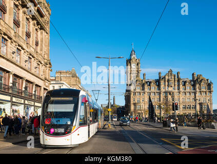 Blick auf die Princes Street mit Straßenbahn und Balmoral Hotel sichtbar in Edinburgh , Schottland, Großbritannien. Stockfoto