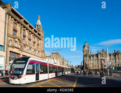 Blick auf die Princes Street mit Straßenbahn und Balmoral Hotel sichtbar in Edinburgh , Schottland, Großbritannien. Stockfoto