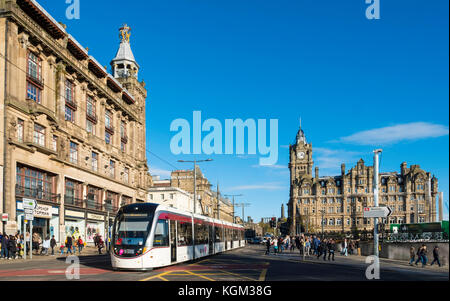 Blick auf die Princes Street mit Straßenbahn und Balmoral Hotel sichtbar in Edinburgh , Schottland, Großbritannien. Stockfoto