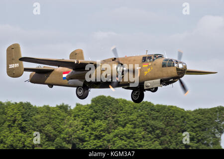 Leeuwarden, Niederlande - 10.Juni 2016: North American B-25 Mitchell WWII Bomber Flugzeug von Leeuwarden Airbase. Stockfoto