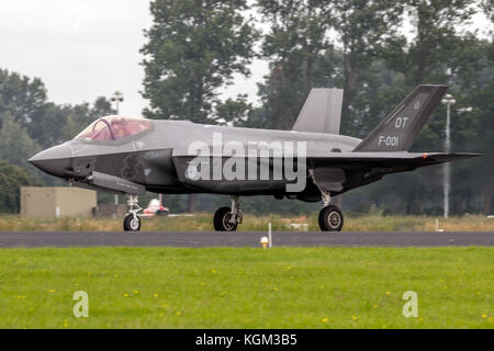 LEEUWARDEN, NIEDERLANDE - 10. JUN 2016: Royal Netherlands Air Force Lockheed-Martin F-35 Lightning III Kampfjet beim Start. Stockfoto