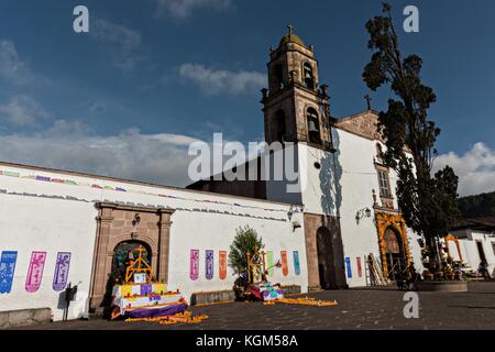 Die Kirche Templo de Nuestra Señora del Sagrario mit den mit Ringelblumen geschmückten Altären des Tages der Toten in Santa Clara del Cobre, Michoacan, Mexiko. Stockfoto