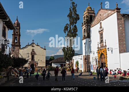 Die Unbefleckte Empfängnis Santa Clara und die Templo de Nuestra Señora del Sagrario Kirchen für den Tag der Toten in Santa Clara del Cobre, Michoacan, Mexiko dekoriert. Stockfoto