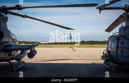 Eine AH-1Z Viper mit Marine Light Attack Helicopter Squadron 169 Taxis auf der Start- und Landebahn des Marine Corps Air Station Futenma, Okinawa, Japan, 8. November, 2 Stockfoto