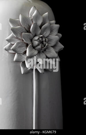 Dekorative 3-D-Blume auf Keramik Vase. Stockfoto