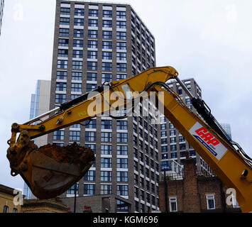 Eine mechanische Bagger bei der Arbeit in einer Baustelle im East End von Londion Stockfoto