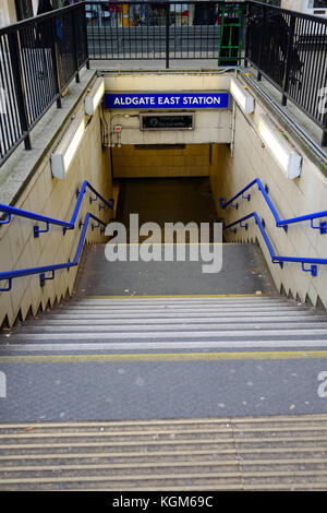 Der Eingang zur U-Bahnstation Aldgate East in London ohne Menschen rund um Stockfoto