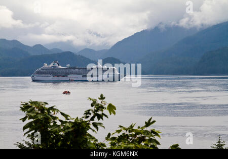 Das kreuzfahrtschiff Crystal Serenity vor der Küste von Sitka, Alaska gesehen. Stockfoto