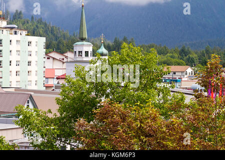 Eine erhöhte Ansicht von Sitka, Alaska mit St. Michael's Cathedral durch Bäume gesehen. Stockfoto