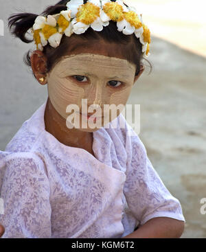 Junge Mädchen Posen, die traditionelle thanaka in Bagan, Myanmar Stockfoto