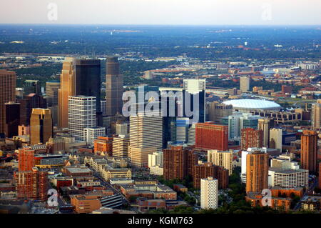 Luftaufnahme von der Innenstadt von Minneapolis, MN an einem Sommerabend. Stockfoto