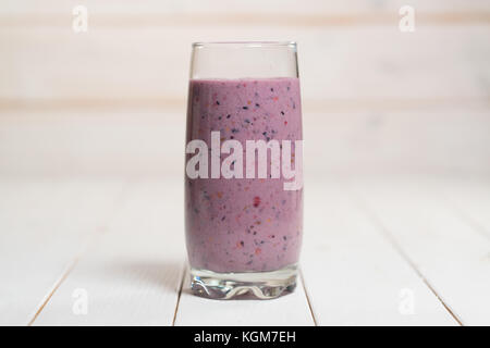 Frisch zubereitete Smoothies aus Beeren und Milch Stockfoto