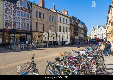 Oxford, Großbritannien - 8 April 2017 - Abgestellte Fahrräder und Leute hängen, um Geschäfte in einer Straße in der Universität Oxford, England an einem schönen Frühlingstag von Ap Stockfoto