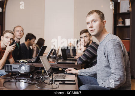 Gruppe von Menschen beobachten Präsentation im Klassenzimmer Stockfoto