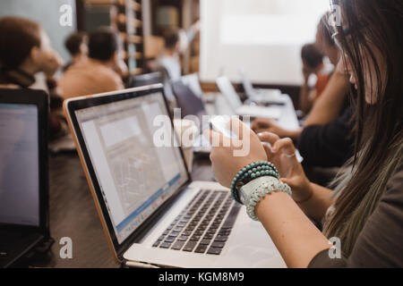 Schüler im Klassenzimmer arbeiten mit Laptops Stockfoto