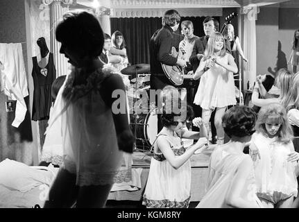 Die grosse St Trinian's Train Raub (1966) Stockfoto