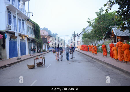 Die Mönche gehen auf Almosen Runde entlang der Strasse am Morgen von Luang Prabang, Laos. Stockfoto