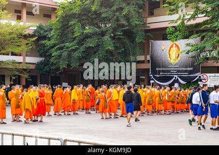 Mönch Schule Alltag, thailändische Mönche Warteschlange für Schule in Chiang Mai, Thailand Stockfoto