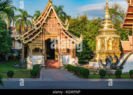 Thai Tempel nach Sonnenaufgang, ein kleiner Thai Tempel innerhalb von Wat Phra Singh Tempel in Chiang Mai, Thailand Stockfoto