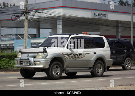 Chiang Mai, Thailand - 14. Oktober 2017: private suv-Auto, Toyota Prado. Auf der Straße Nr. 1001, 8 km von Chiangmai. Stockfoto