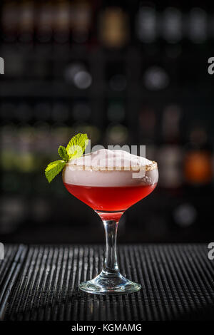 Erfrischenden alkoholfreien Cocktail mit Schaum im Glas umrandet mit braunem Zucker Stockfoto