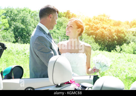 Braut in Cabrio Stockfoto