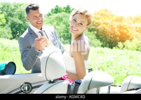 Braut in Cabrio Stockfoto