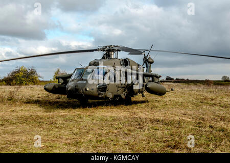 Ein Blackhawk vom 1-214 th Aviation Regiment dient als Stütze für die Einsatzleitung bei simulierten Crash übung Nov. 6 in den Wackern Stockfoto