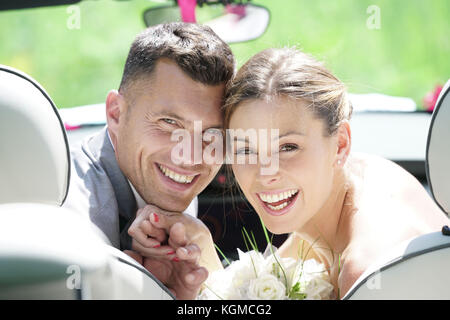 Braut und Bräutigam in Cabrio Auto sitzen Stockfoto