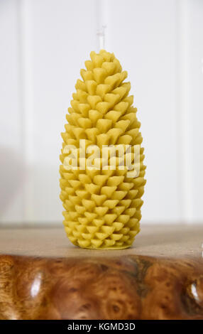 Bienenwachs Kerze in der Form eines Pine Cone Stockfoto