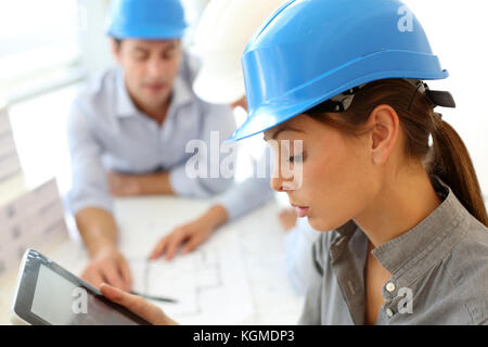 Architekt mit Sicherheit Helm mit elektronischen Tablet Stockfoto