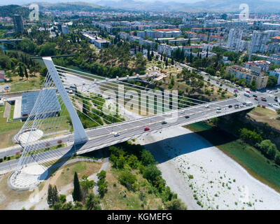 Luftaufnahme der Millennium Bridge über den Fluss Moraca in Podgorica Stockfoto
