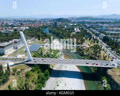 Luftaufnahme der Millennium Bridge über den Fluss Moraca in Podgorica Stockfoto