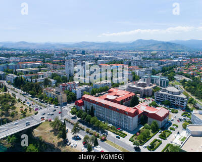 Luftaufnahme der Millennium Bridge über den Fluss Moraca in Podgorica Stockfoto