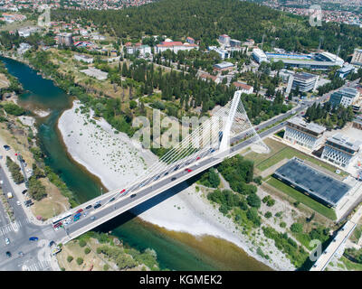 Luftaufnahme der Millennium Bridge über den Fluss Moraca in Podgorica Stockfoto