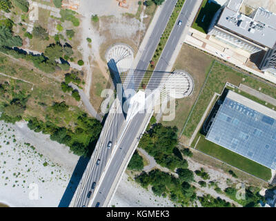 Luftaufnahme der Millennium Bridge über den Fluss Moraca in Podgorica Stockfoto