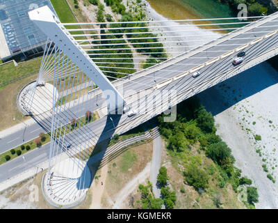Luftaufnahme der Millennium Bridge über den Fluss Moraca in Podgorica Stockfoto