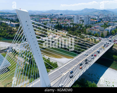 Luftaufnahme der Millennium Bridge über den Fluss Moraca in Podgorica Stockfoto