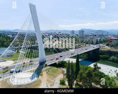 Luftaufnahme der Millennium Bridge über den Fluss Moraca in Podgorica Stockfoto