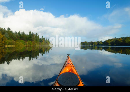 Kajakfahren auf dem Loch Ken, Dumfries and Galloway, Schottland Stockfoto