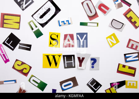 Ein Text, der das Konzept von Say Why Question zeigt, wurde aus verschiedenen Zeitschriften Zeitungsbrief für Business Case auf weißem Hintergrund mit Spa gemacht Stockfoto